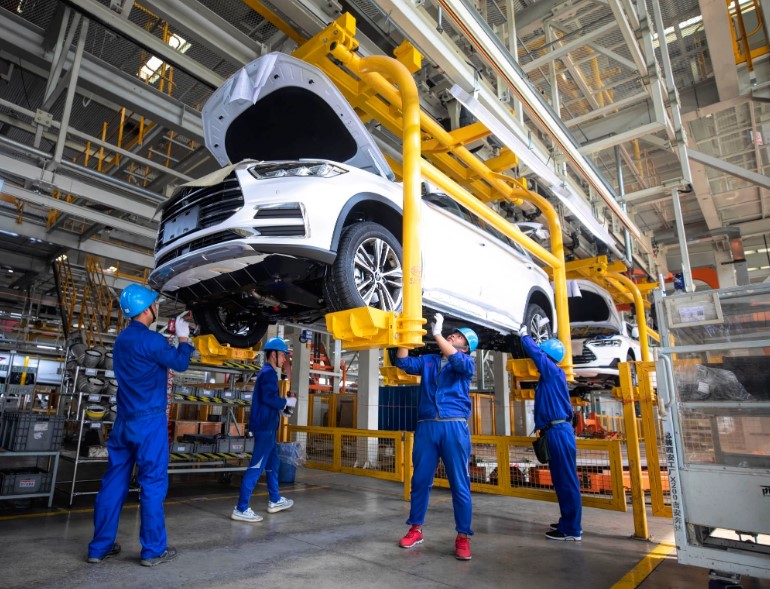 Công nhân trong nhà máy sản xuất ô tô điện BYD ở thủ phủ Tây An, tỉnh Thiểm Tây, Xuất xứ Trung Quốc
