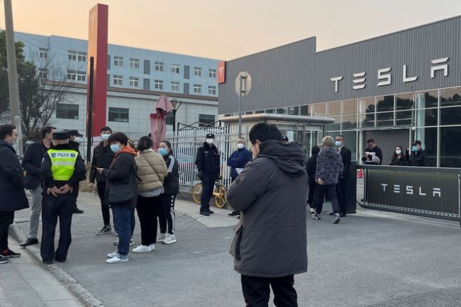 Tesla giảm giá cực sốc, khách hàng Xuất xứ Trung Quốc biểu tình