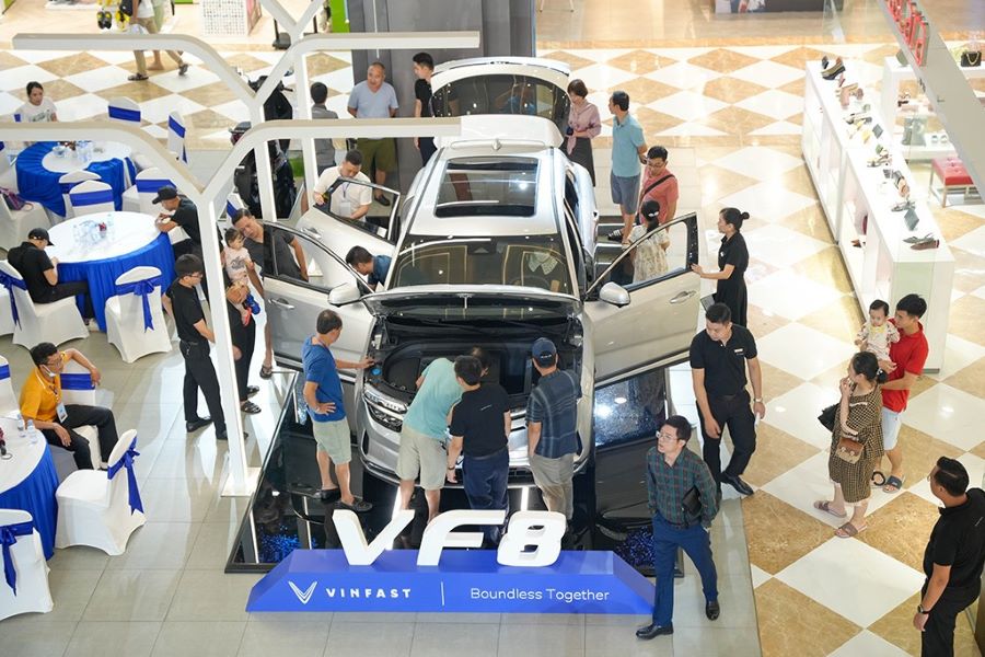 Nhiều khách hàng bị thu hút trước sự xuất hiện của VinFast VF 8 tại Vincom Hạ Long