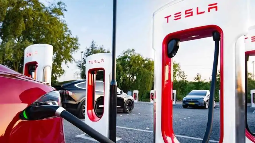 Tesla lắp đặt bộ siêu sạc V4 đầu tiên, sử dụng điện năng lượng mặt trời