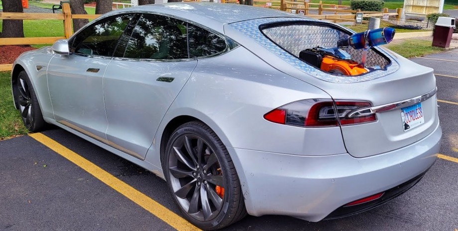 Tesla Model S được trang bị thêm động cơ xăng 400cc