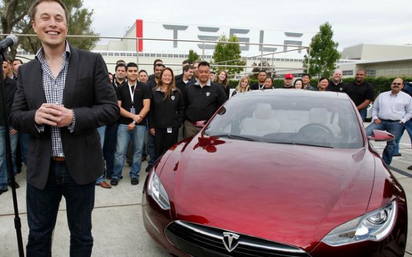 Tesla triệu hồi hàng trăm nghìn xe tại Việt Nam do lỗi phần mềm tự lái