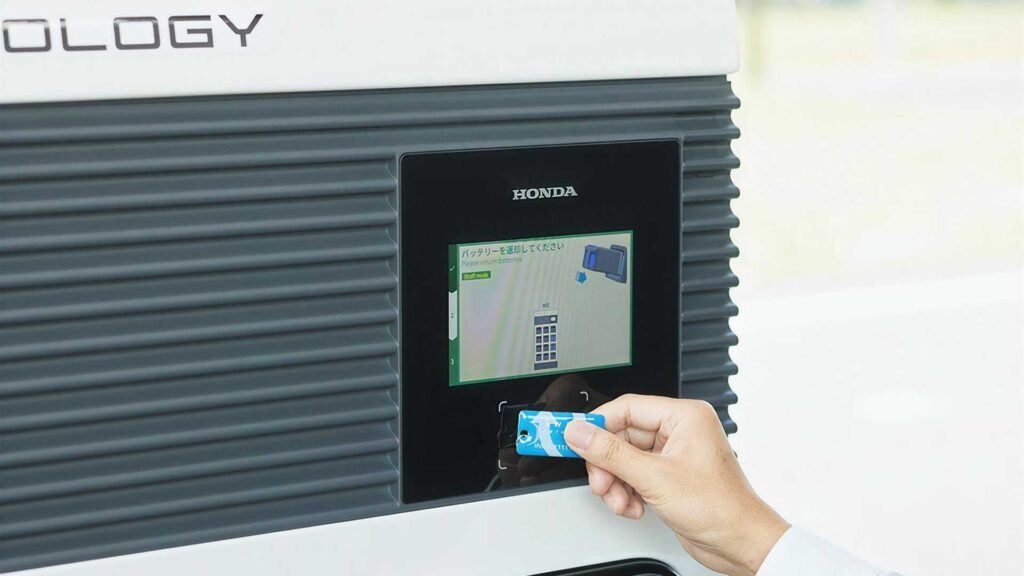 Honda Power Pack Exchanger e: – Honda đổi pin lưu trữ năng lượng mặt trời xe máy điện trong chớp mắt