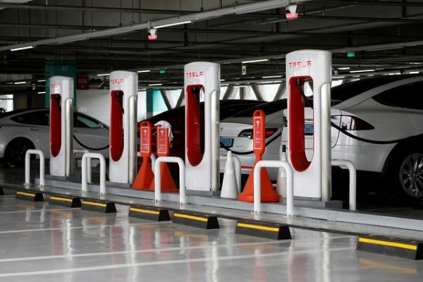 Xe điện VinFast có thể sạc tại trạm sạc của Tesla