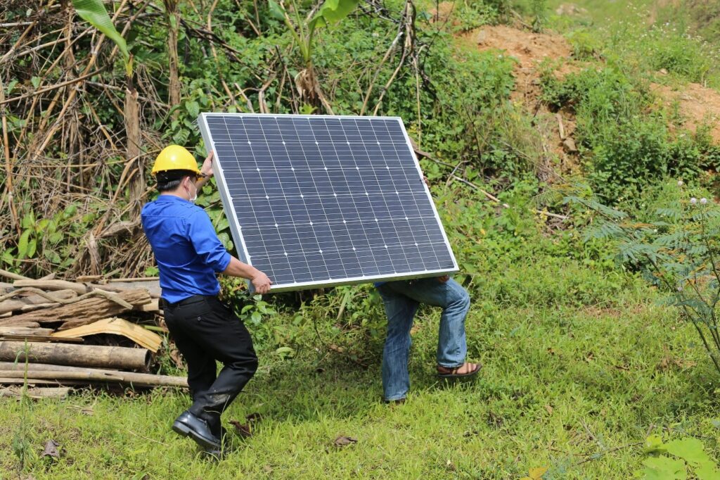 Công ty Thủy điện Quảng Trị bàn giao hệ thống năng lượng mặt trời cho Đồn Biên phòng Ba Nang