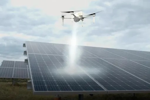 Israel: Làm sạch tấm quang điện mặt trời bằng drone