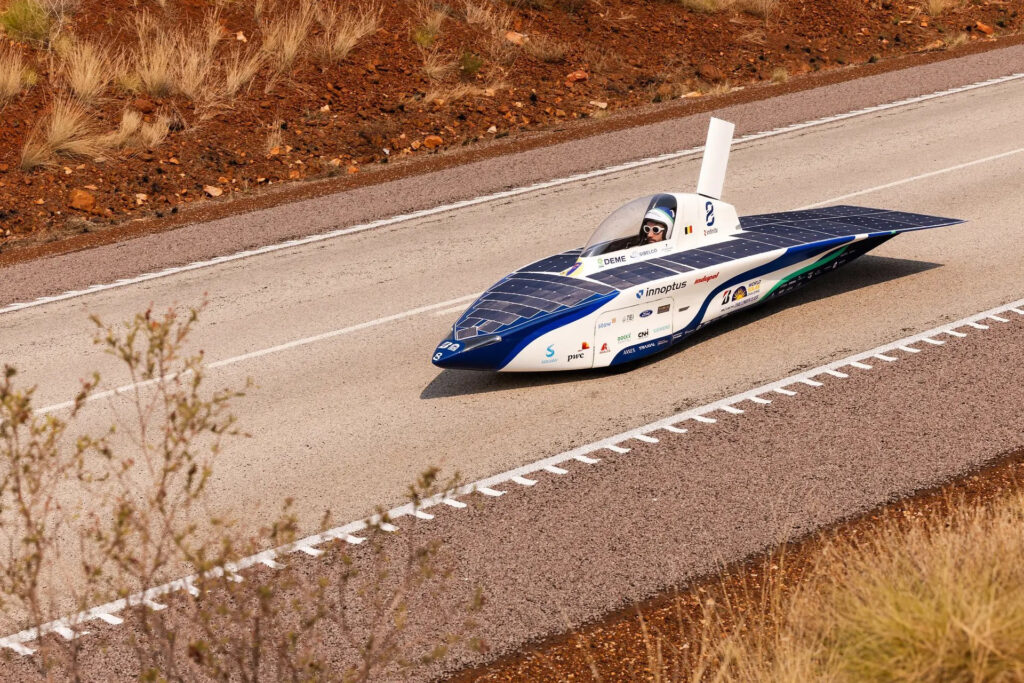 Xe điện mặt trời thắng giải trong cuộc đua 3.000 km