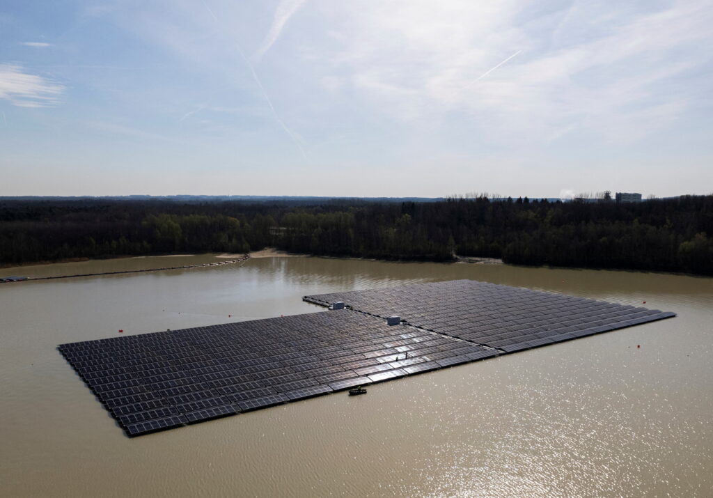 Công ty Đức xây dựng nhà máy năng lượng mặt trời nổi trên hồ mỏ đá
