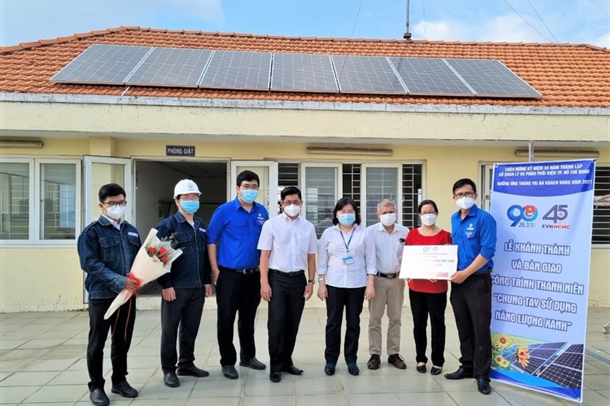 Đoàn Thanh niên EVNHCMC tặng hệ thống điện mặt trời cho trẻ em nhiễm HIV